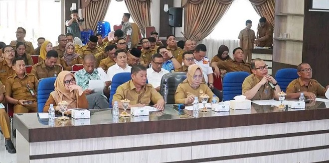 Plt Bupati Langkat Tiorita Surbakti memimpin rapat pembahasan TKD 2026
