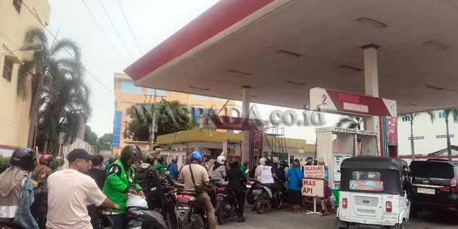 Antrean panjang kendaraan di SPBU Medan akibat pasokan Pertalite dan Solar