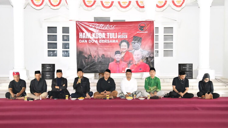Doa bersama peringatan Refleksi 30 Tahun Kudatuli di kantor DPC PDI Perjuangan Sumenep