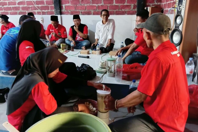 Bambang Sutriyono berdialog dengan petani saat pelatihan pupuk organik di Desa Pejok