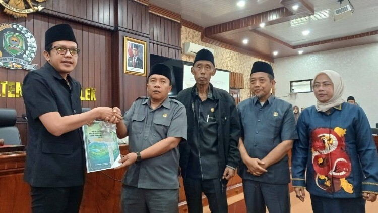 Rapat paripurna DPRD Trenggalek membahas KUA-PPAS 2027 dan strategi peningkatan PAD