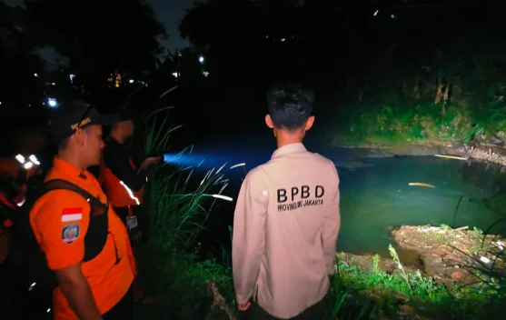 Tim SAR melakukan pencarian di Sungai Ciliwung untuk korban tenggelam di Jagakarsa