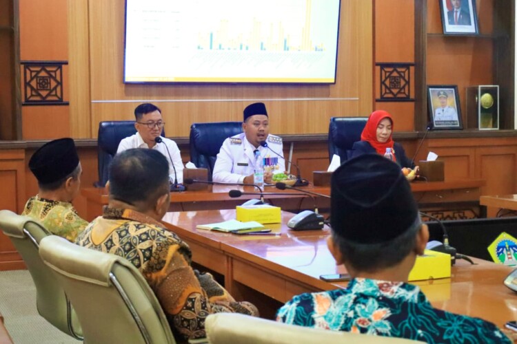 Bupati dan pengelola LKSA saat sosialisasi Sekolah Rakyat di Gresik