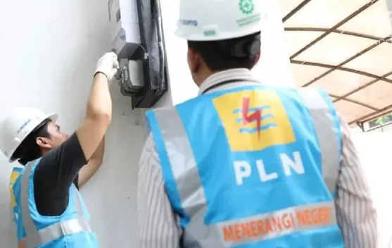 Ilustrasi meteran dan gardu PLN sebagai simbol kebijakan tarif listrik Triwulan III 2026