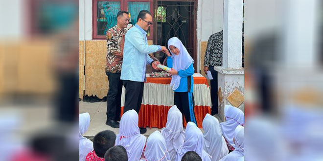 Mobil perpustakaan keliling di depan SDN 134409 Tanjungbalai