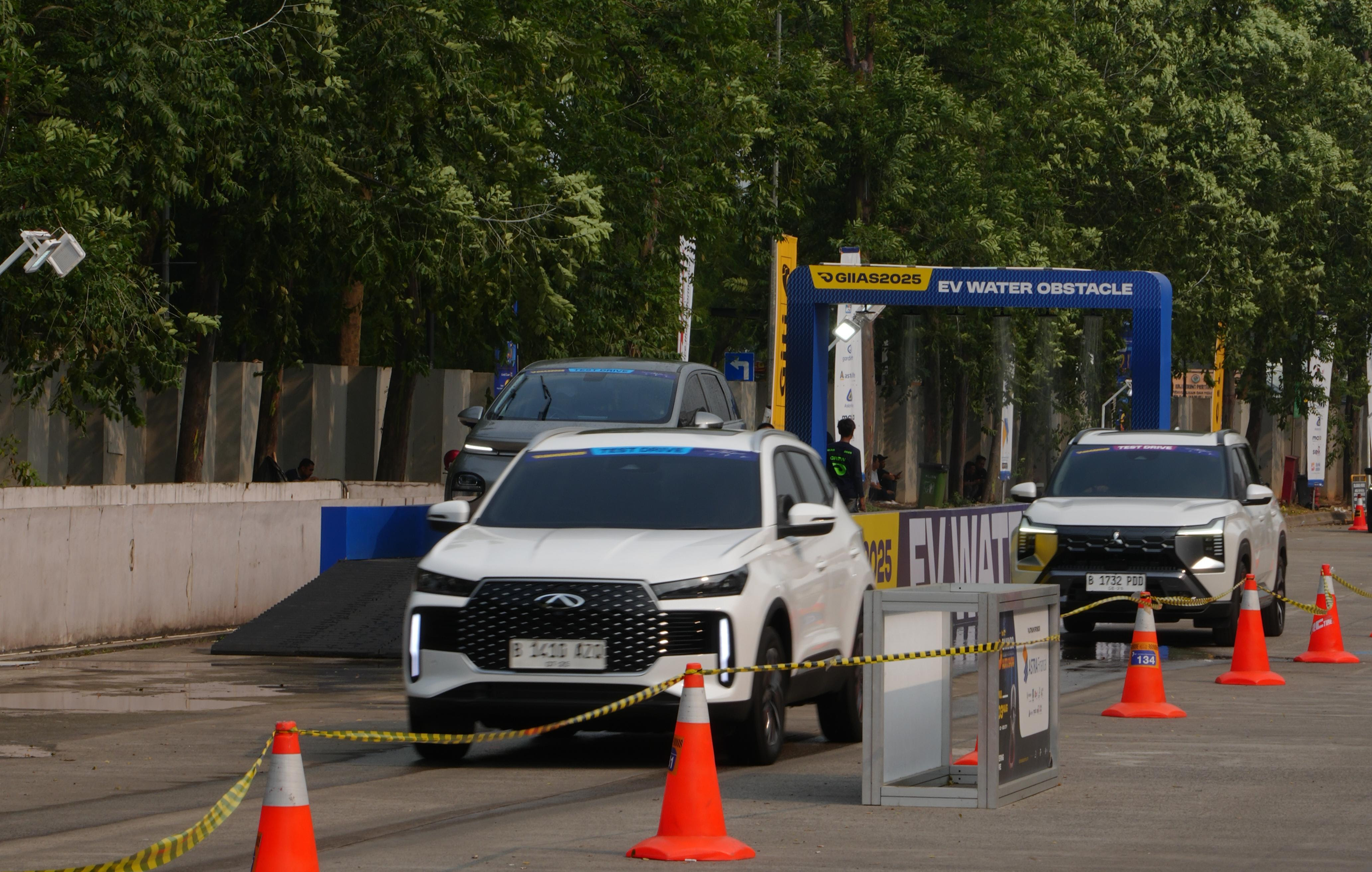 Pengunjung menjajal test drive di area GIIAS 2026 ICE BSD