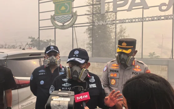 Asap tebal dari kebakaran TPA Jatiwaringin saat operasi pemadaman