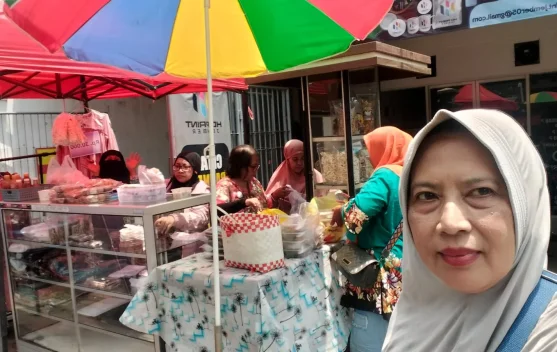 Pengunjung dan penjual di Bazaar Perempuan Berdaya KPI Jember menampilkan produk lokal