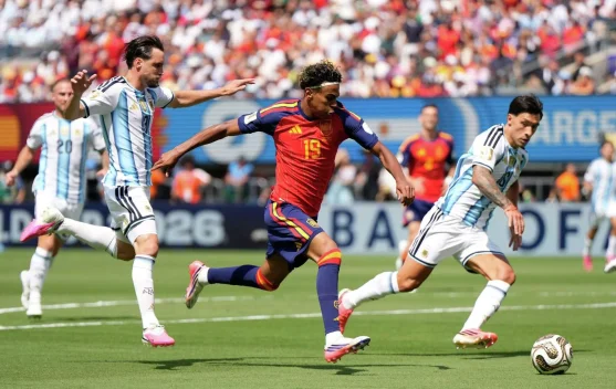 Lamine Yamal merayakan juara Piala Dunia 2026 bersama rekan setim Spanyol