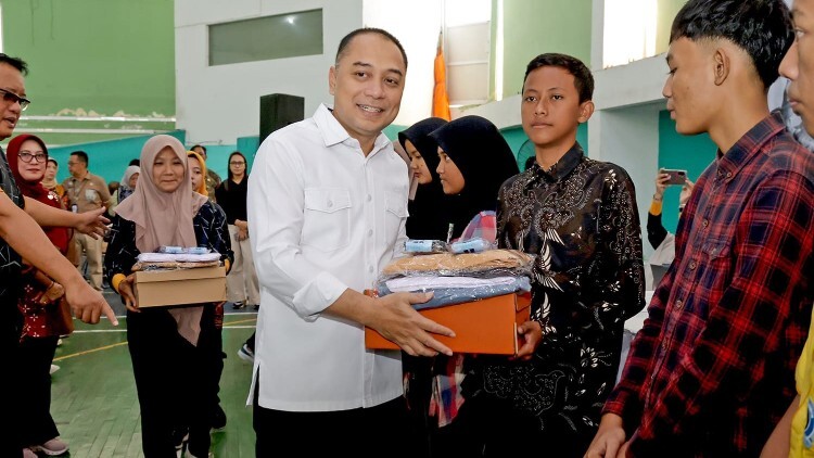 Wali Kota Eri Cahyadi menyerahkan bantuan pendidikan dan seragam siswa di Gelanggang Remaja Surabaya
