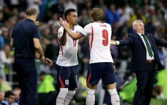 Erling Haaland berlari mengejar bola saat pertandingan