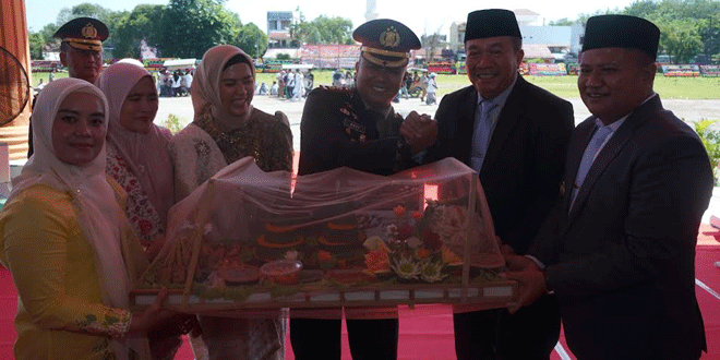 Bupati Asahan menyerahkan piagam penghargaan Kantibmas kepada Forkala saat HUT Bhayangkara
