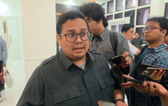 Petugas memeriksa data pemilih dalam proses pemutakhiran