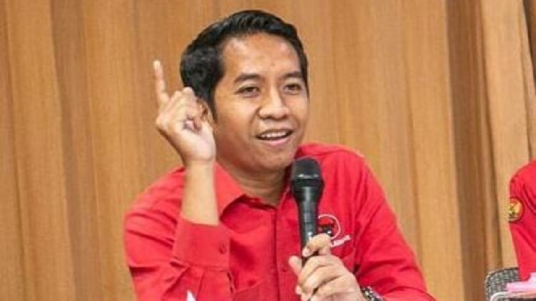 Kawasan Kebun Raya Mangrove Surabaya dengan hutan bakau dan jalur edukasi
