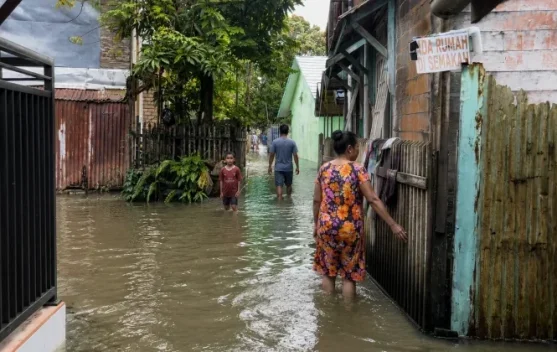 Ilustrasi banjir rob di kawasan pesisir saat pasang maksimum air laut