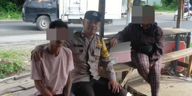 Bhabinkamtibmas memberi nasihat di warung kopi Nagapita Siantar Martoba