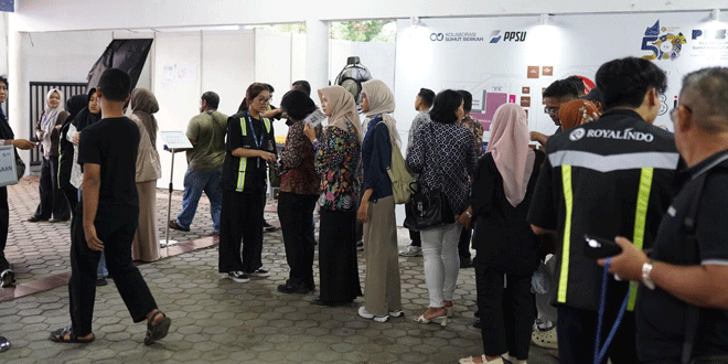 Calon pengunjung PRSU berhenti di pintu masuk karena harga tiket