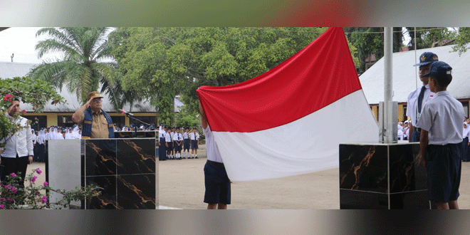 Wali Kota Wesly Silalahi memberi amanat saat upacara di SMPN 2 Pematangsiantar