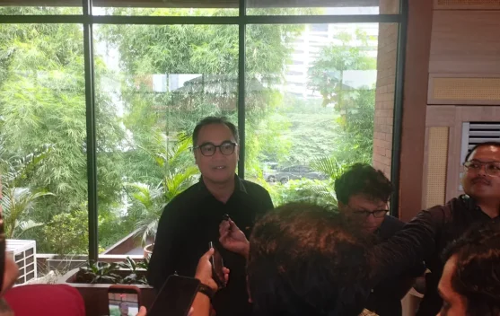 Ilustrasi pemindaian wajah untuk verifikasi biometrik pada pendaftaran kartu SIM