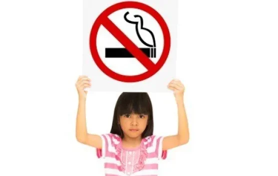 Ilustrasi anak dan bungkus rokok menunjukkan masalah konsumsi rokok pada anak di Indonesia