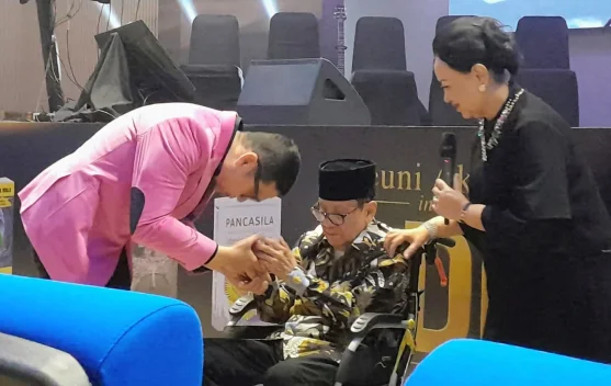 Akbar Tandjung menyampaikan pesan politik melalui istrinya di Reuni Aktivis ADK Show Jakarta
