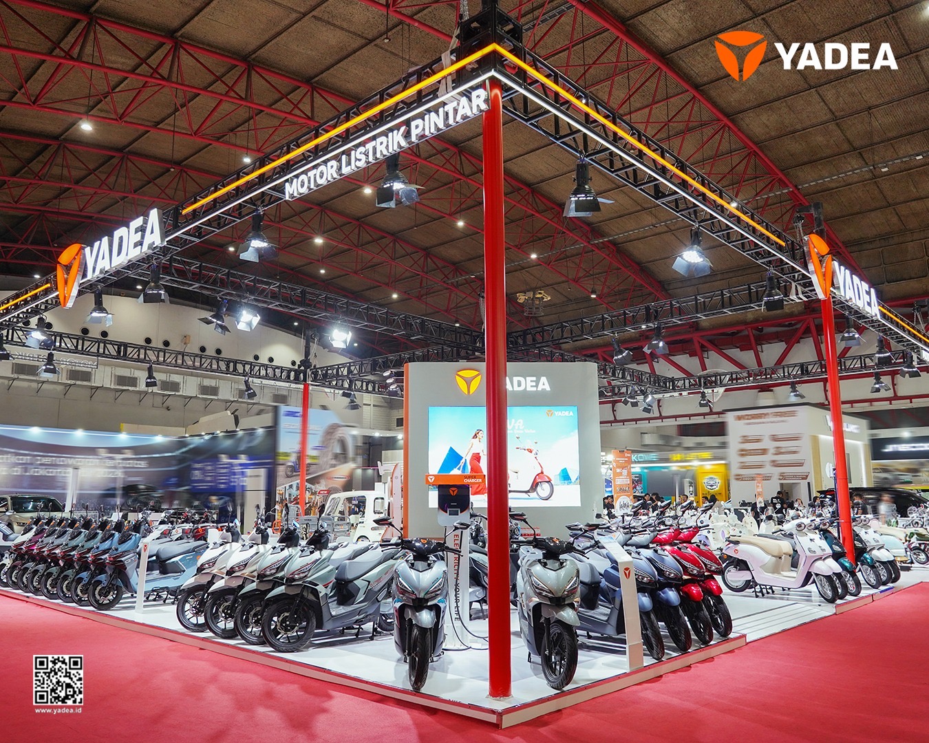 Booth Yadea di PRJ 2026 menampilkan berbagai sepeda dan motor listrik