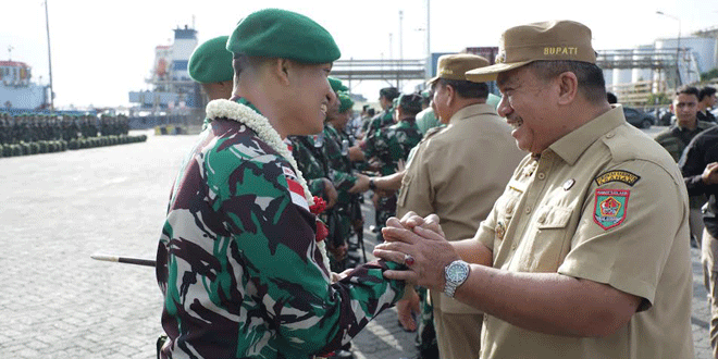 Bupati Asahan memberikan ucapan selamat datang kepada prajurit Satgas Pamtas Yonif 126 saat penyambutan di Dermaga Belawan