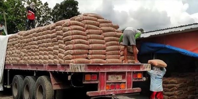 Tumpukan sak semen kosong dan rak toko dengan stok terbatas