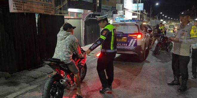 Petugas mengamankan sepeda motor berknalpot brong saat patroli di Doloksanggul