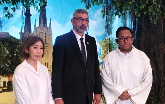 Umat Katolik menghadiri misa arwah di Gereja Katedral Jakarta untuk korban gempa Venezuela