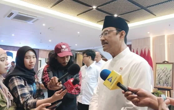 Ilustrasi penyaluran bantuan sosial kepada keluarga penerima manfaat