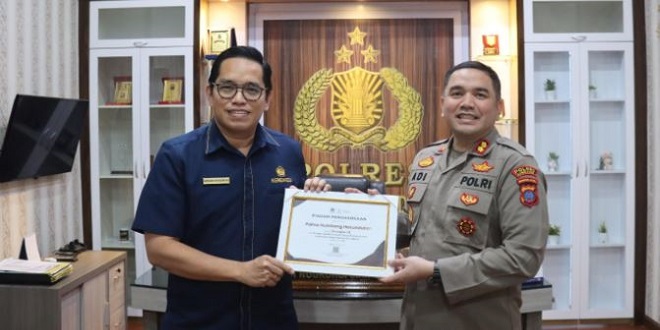 Kapolres Humbang Hasundutan menerima penghargaan Digipay dari KPPN Balige di ruang kerjanya