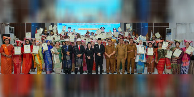 Pelantikan Kadis Dukcapil dan pejabat fungsional Pemko Pematangsiantar mengenakan pakaian adat Simalungun