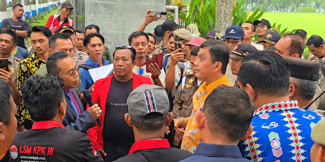 Kuasa hukum Paguyuban Pedagang Ruko Delimas saat berdialog dengan pejabat Deliserdang