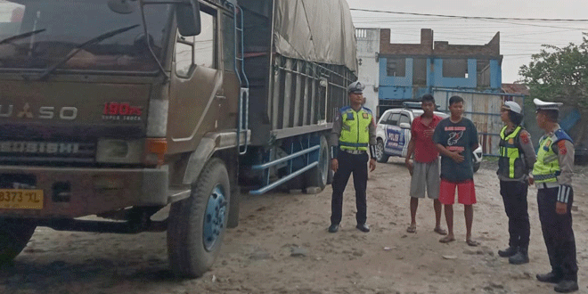 Petugas Sat Lantas beri penyuluhan pada pengemudi angkutan barang di Pematangsiantar