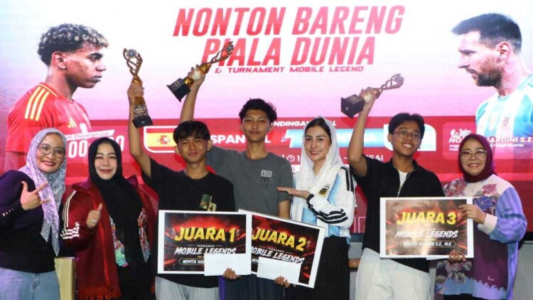 Novita Hardini menyerahkan hadiah kepada pemenang turnamen Mobile Legends di Ponorogo