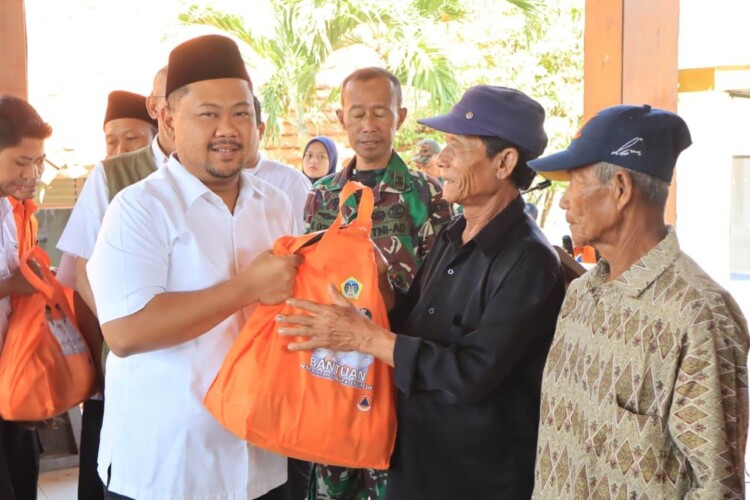 Bupati Gresik menyerahkan bantuan sosial kepada petani terdampak kekeringan di Pendopo Kecamatan Cerme