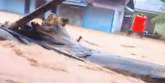 Banjir menggenangi permukiman di Tapanuli Tengah setelah hujan deras dua hari