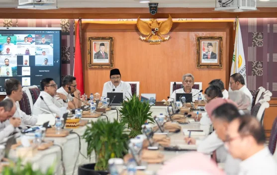 Menteri Sosial Saifullah Yusuf memimpin rapat dinas Kemensos membahas data terverifikasi dan Sekolah Rakyat