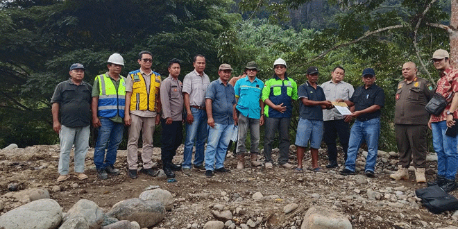 Lokasi dugaan pertambangan ilegal di Desa Gumbot dengan tumpukan material dan stone crusher