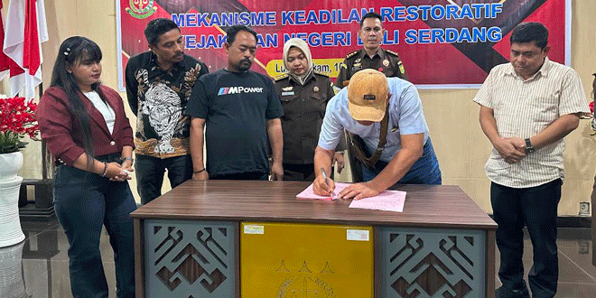 Kasi Pidum Kejari Deliserdang dan pihak terkait berfoto bersama usai mediasi