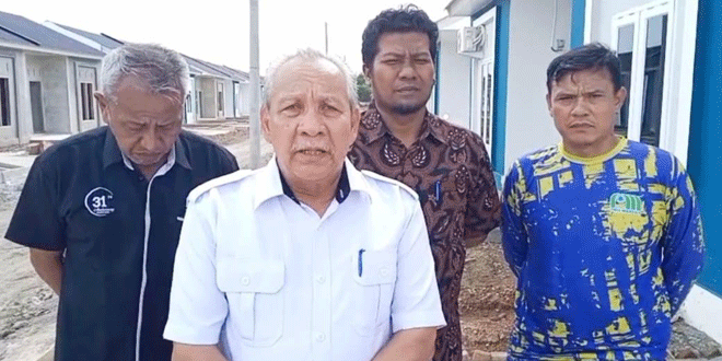 Petugas PDAM menutup sambungan air ilegal di Neuheun, Aceh Besar