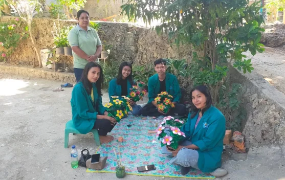 Mahasiswa magang belajar merangkai bunga dari botol plastik bekas di UMKM Bunga Angel Kupang