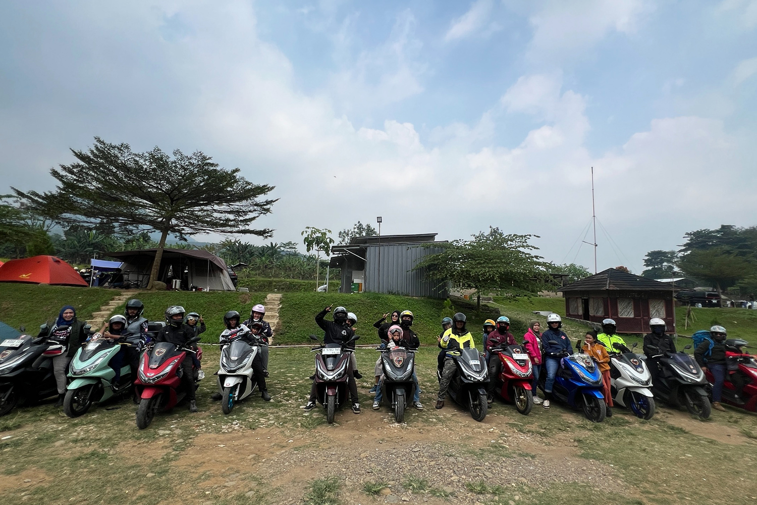 Peserta PCX Bikers Playland bersama keluarga di area terbuka Sisi Cai, Bogor