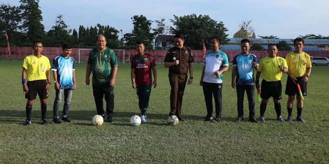 Bupati Asahan melakukan tendangan pertama dan laga ekshibisi Forkopimda vs FC Anak Harimau