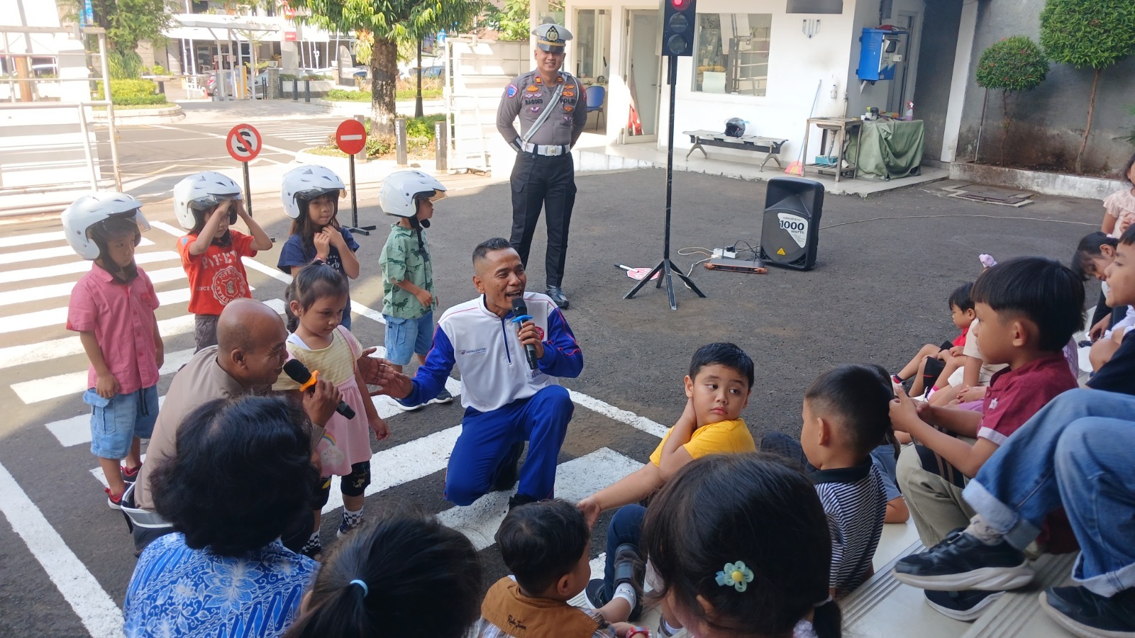 Anak-anak mengikuti edukasi keselamatan lalu lintas yang diselenggarakan AHM