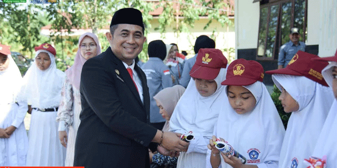 Upacara Hari Anak Nasional ke-42 di halaman kantor Dinas P2KBP3A Padanglawas
