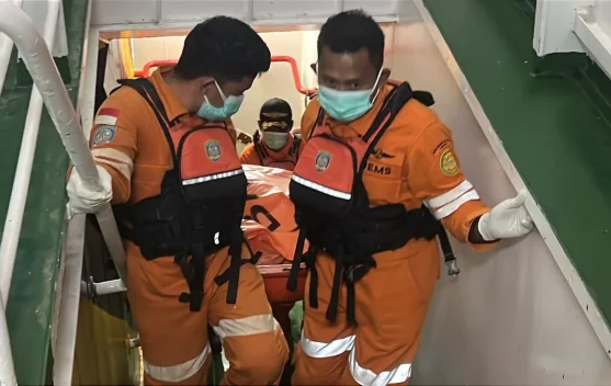 Kapal KN SAR Kamajaya saat operasi pencarian di perairan