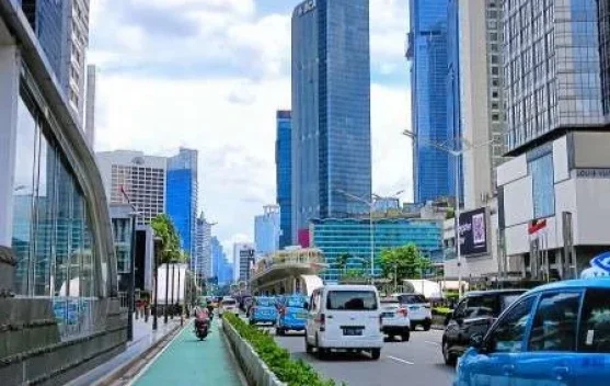 Langit cerah di Jakarta dengan gedung-gedung dan awan tipis
