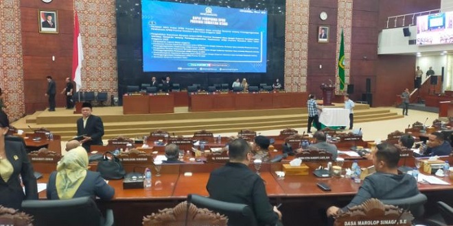 Gubernur Bobby Nasution meninggalkan ruang paripurna DPRD Sumut saat sidang